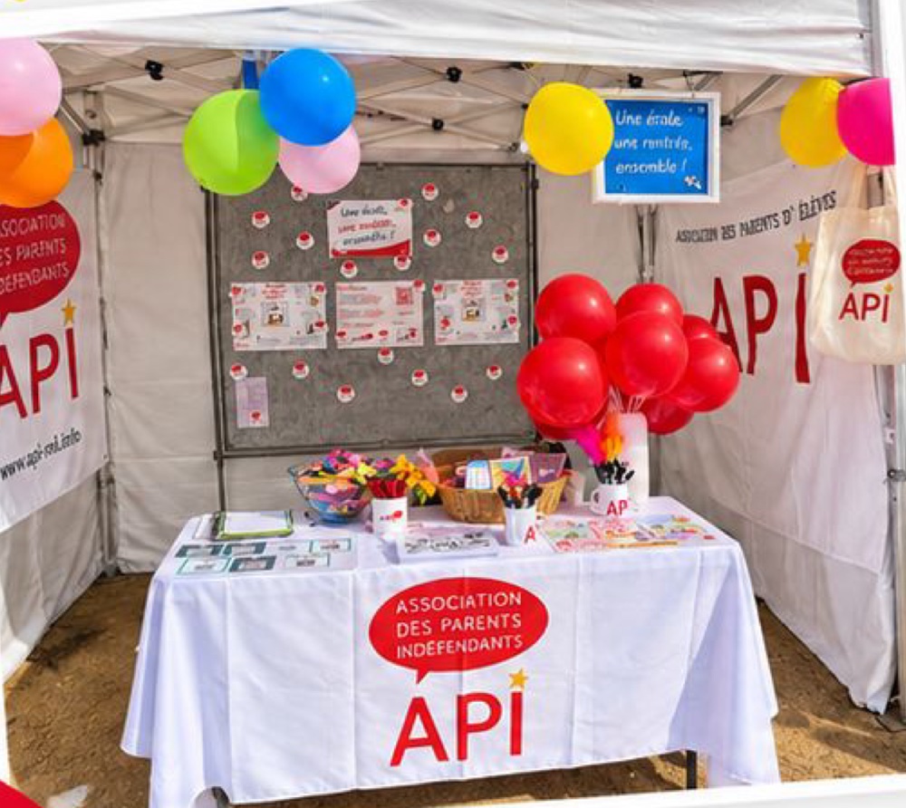 Le stand de l'API au forum des associations, décoré de ballons